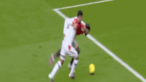 凯塞多全场制霸，对抗成功率高达89%，抢断造犯规两开花，精准长传助力，得分7.8获赞。